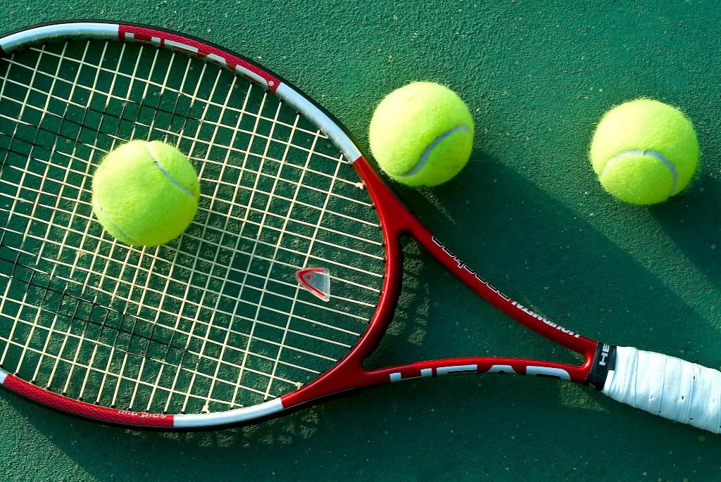 Tennis spielen - Seminarhotel Schweiz - Ferien, Seminare, Hotel und Hochzeiten in Filzbach, Glarus, Schweiz im Glarnerland